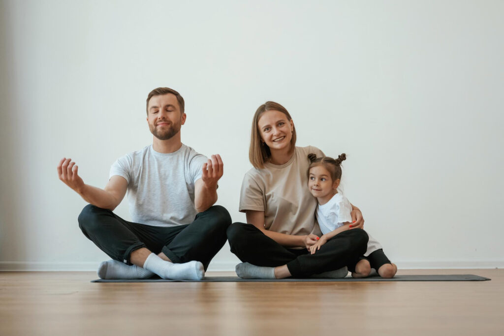 Das macht Spaß! Yoga für die ganze Familie! Familienyoga und Kinderyoga eignet sich lt. Katrin Koch von MSYO³ Yoga am Besten bei einem Yoga Hausbesuch. Hier profitieren nicht nur Mama und Papa, sondern auch die Kinder.