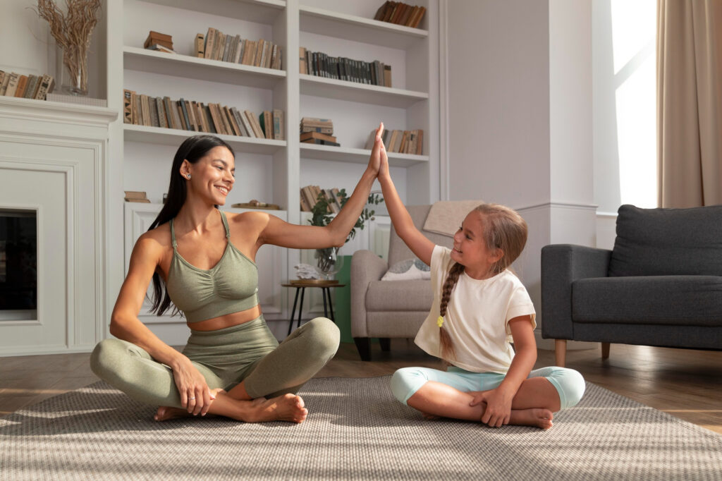 Familienyoga macht nicht nur Spaß, sondern stärkt auch die Bindung zwischen Eltern und Kindern. Entdecken Sie die Yoga Kurse für Familien.
